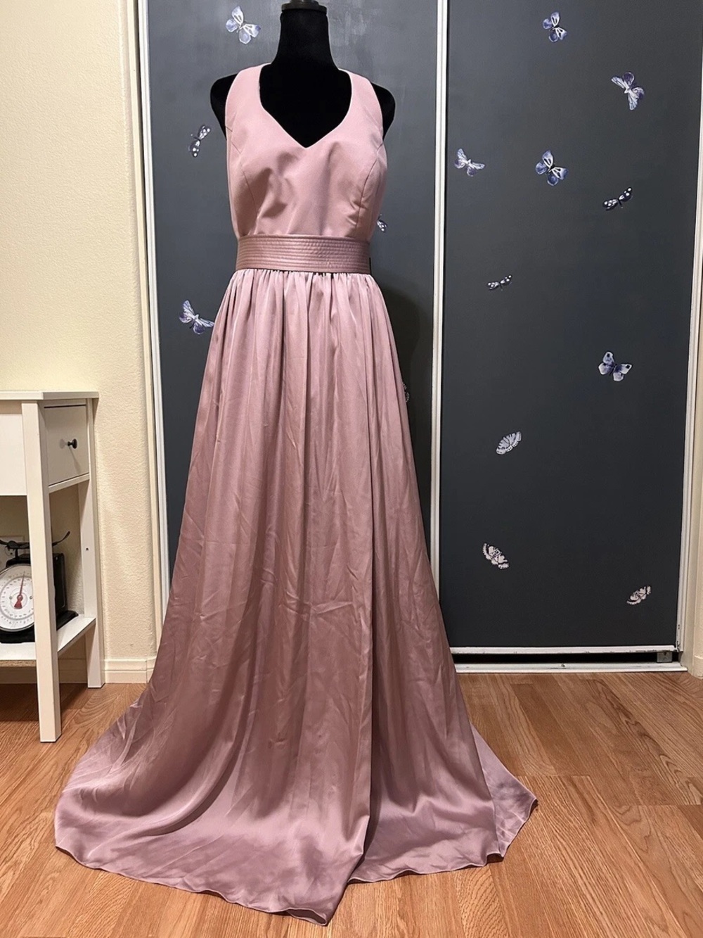 NWT White by Vera Wang V Neck Halter Maxi Gown, Sash, Bow Details Quartz Size 12